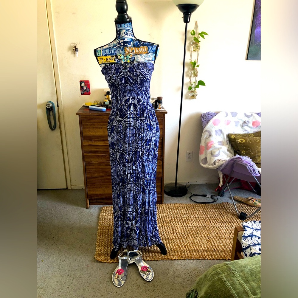 Elegant Strapless and Backless Blue and White Patterned Maxi Dress